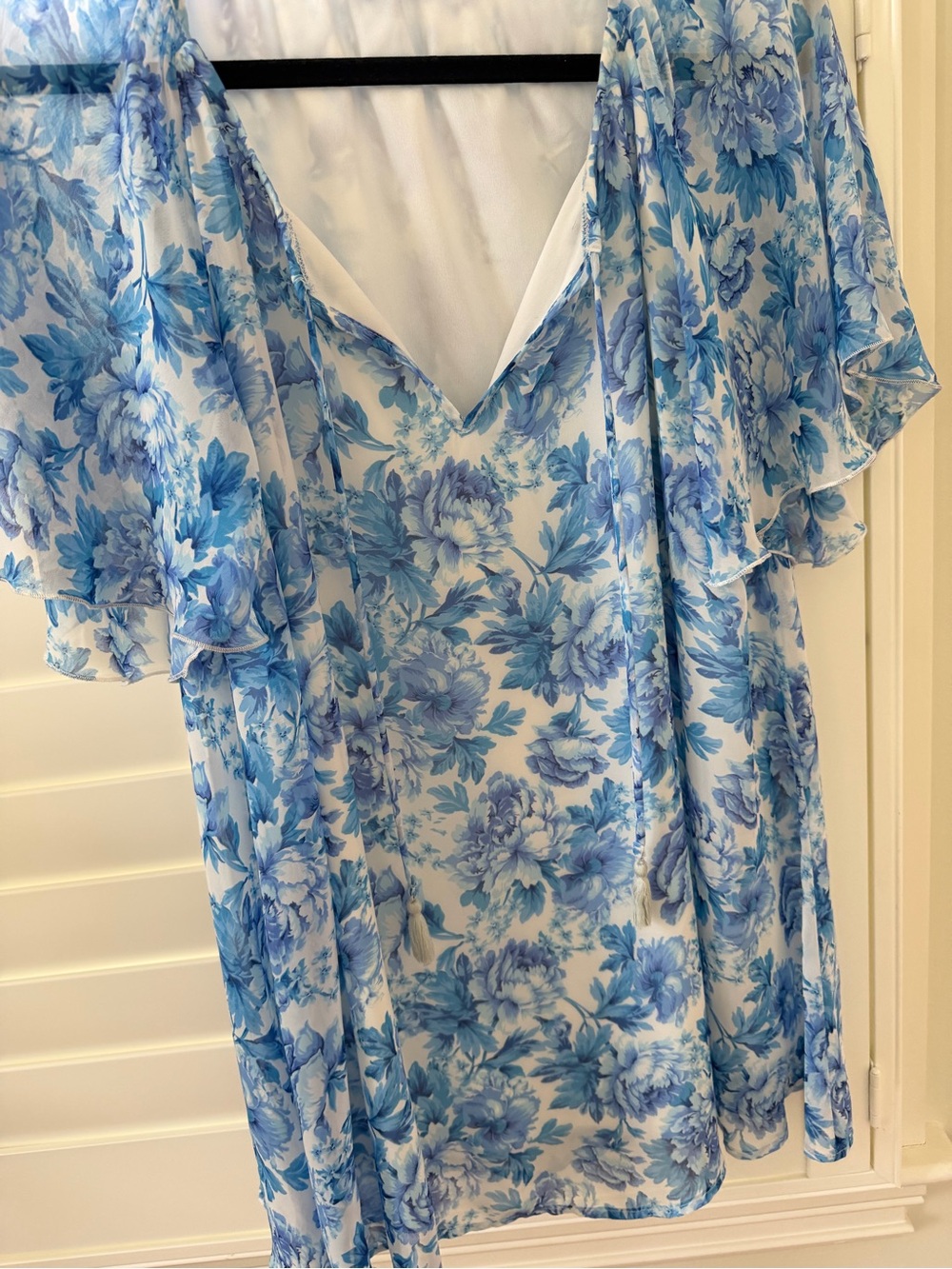 Show Me Your MuMu Blue and White Floral V-Neck Flutter Sleeve Top